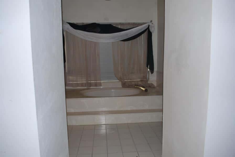 Kings-master-bath-before